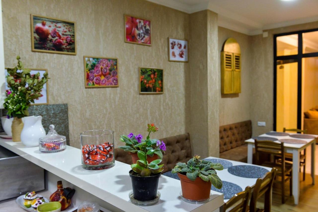 Pomegranate Hotel Kutaisi Exteriör bild